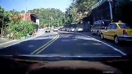 Un chauffard en taxi très pressé