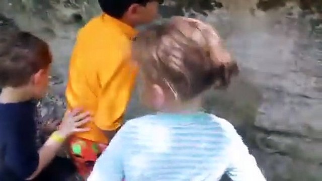 Voilà pourquoi il ne faut jamais mettre sa main dans un trou sans savoir ce qu'il y a dedans !