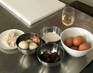 Omelette plate aux morilles et au foie gras