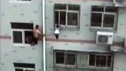 L'incroyable sauvetage d'une petite fille suspendue par la fenêtre... grâce à un balai !