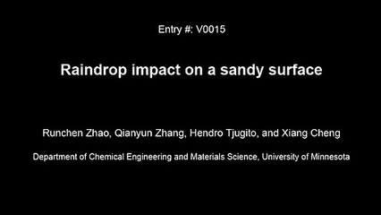 Une goutte de pluie qui tombe sur le sable vue au microscope et au ralenti