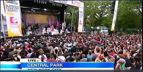 La robe de Mariah Carey explose en direct