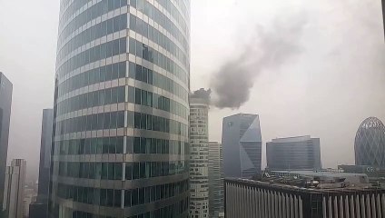 Paris : incendie au sommet d'une tour de La Défense
