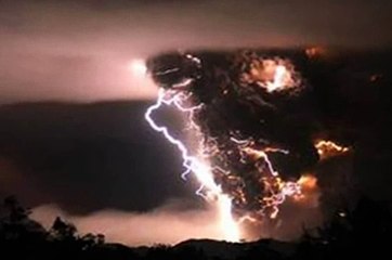 Des éclairs pendant une éruption volcanique