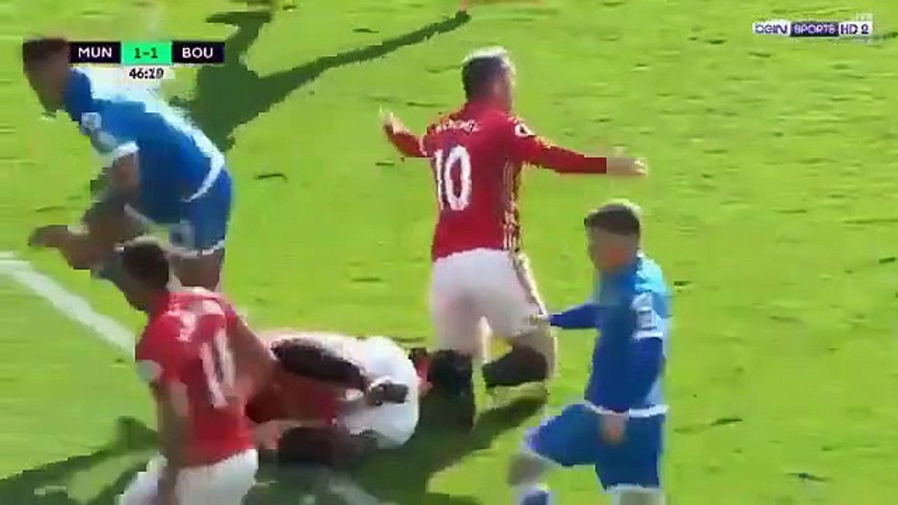 Public Buzz : Zlatan Ibrahimovic se fait piétiner le visage mais se venge...