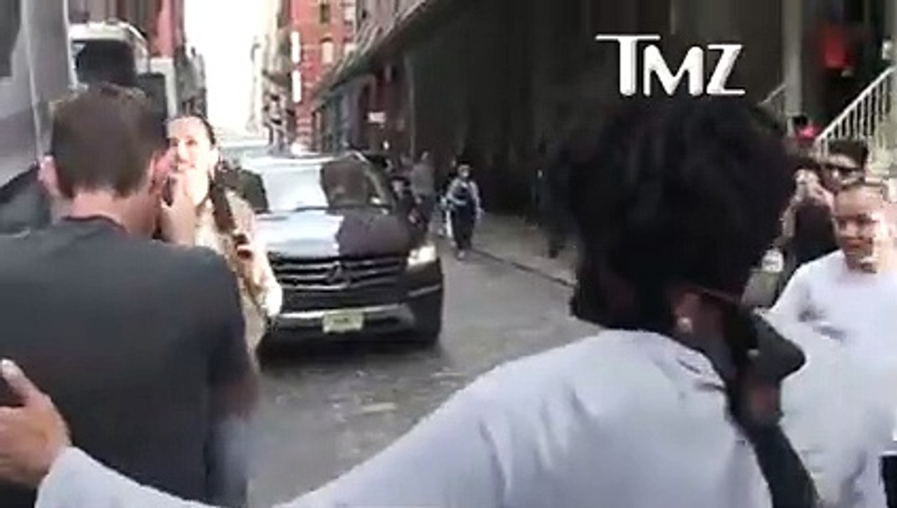 Adriana Lima se mange un rétroviseur en pleine tête