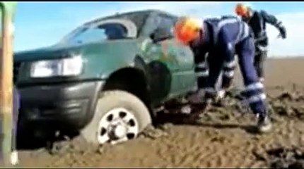 Grave erreur : un automobiliste se promène sur la plage, sa voiture est emportée par la mer
