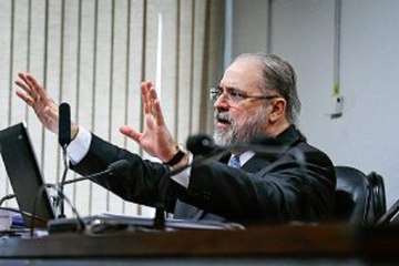 “Engavetador da República”, diz colunista ao criticar postura de Aras à frente da PGR