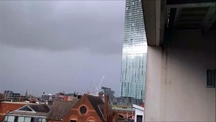 La Beetham Tower hurlant face au vent