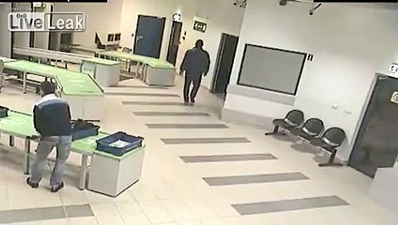 Un père de famille négligent fait tomber son bébé... l'agent de sécurité le rattrape !