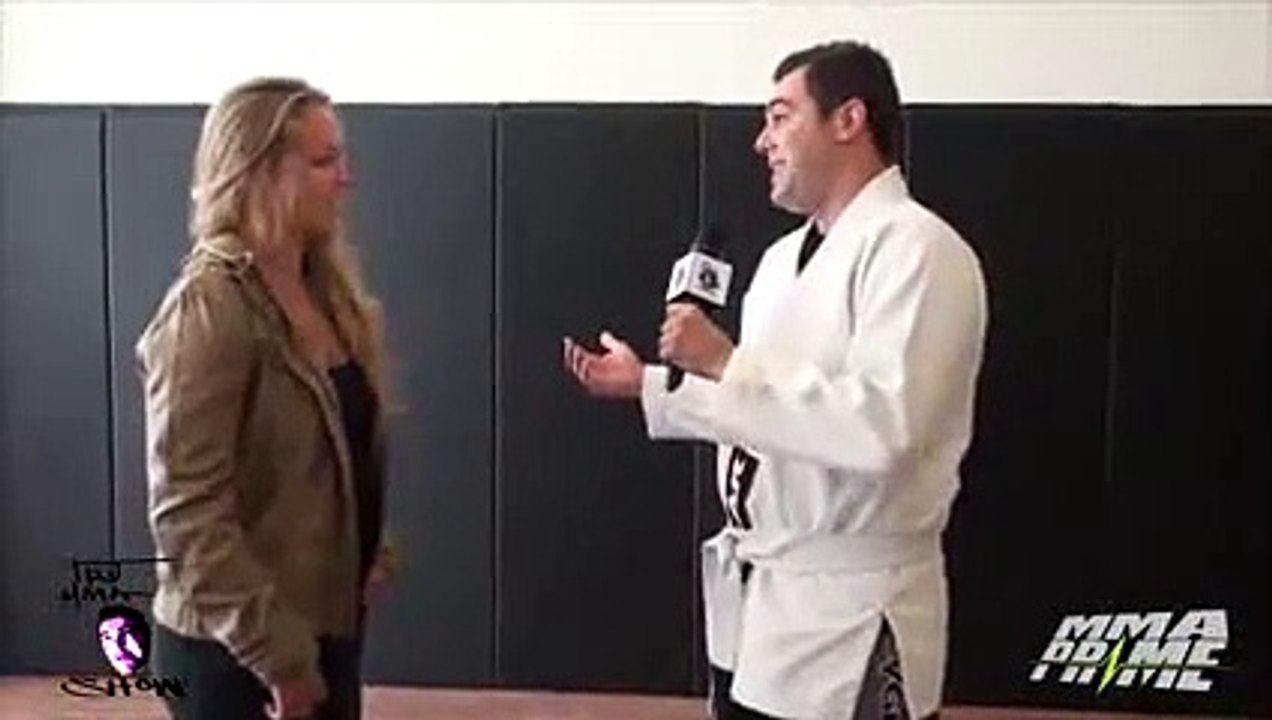 Ce macho n'aurait jamais dû provoquer cette championne de combat d'UFC