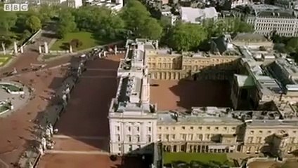 La reine Elizabeth II saute en parachute avec James Bond