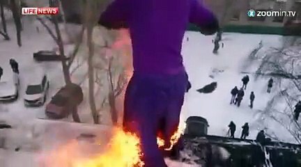 Ses vêtements en feu, il saute du 5ème étage et survit