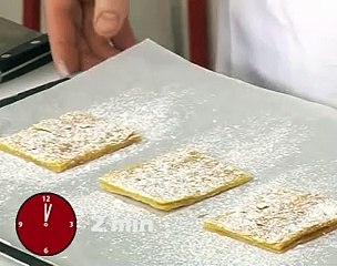 Carrés feuilletés à la ganache au chocolat, caramel aux baies roses
