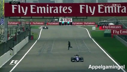 F1 : un spectateur traverse la piste en pleine séance d'essais libres du Grand Prix de Chine