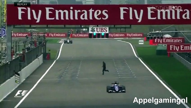F1 : un spectateur traverse la piste en pleine séance d'essais libres du Grand Prix de Chine