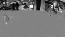 Une impressionnante tentative de vol filmée dans un restaurant !
