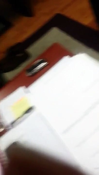 Un haut fonctionnaire en caleçon dans son bureau