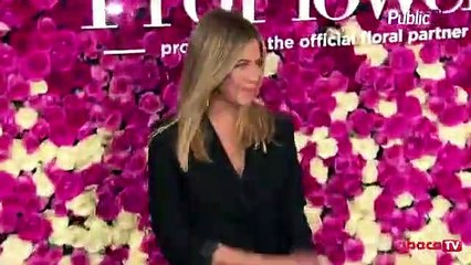 Exclu vidéo : Shay Mitchelle rayonnante sur le red carpet pour le film Mothers Day !
