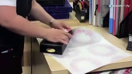 Elle emballe les cadeaux plus vite que son ombre !