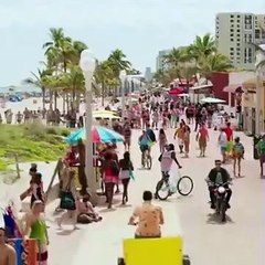 Zac Efron (encore) à moitié nu dans un extrait d'Alerte à Malibu