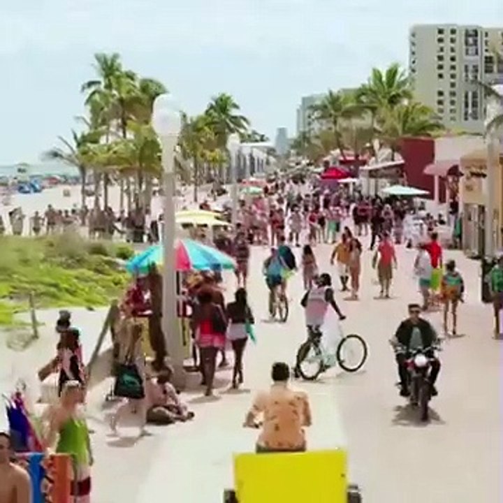 Zac Efron (encore) à moitié nu dans un extrait d'Alerte à Malibu