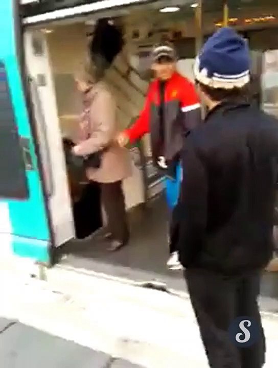 RER-Surfing : il s'accrochent à l'extérieur d'un RER