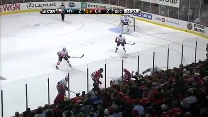 Un joueur de hockey s'arrache lui-même une dent pendant un match