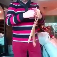 Voici l'astuce pour faire un noeud de cravate en 10 secondes