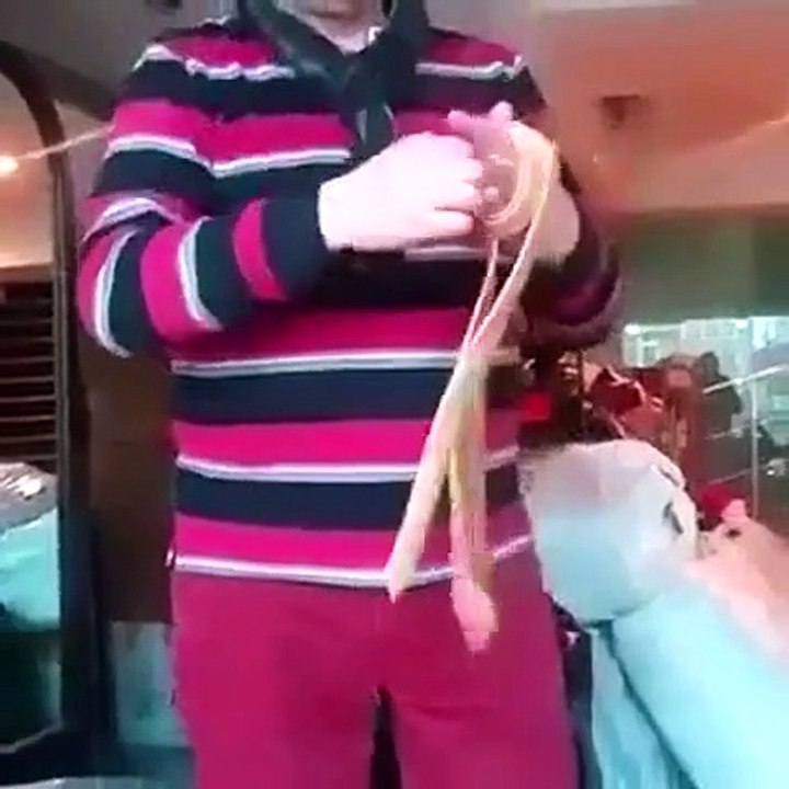 Voici l'astuce pour faire un noeud de cravate en 10 secondes