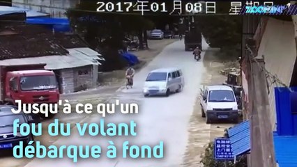 Un van fait un slalom miraculeux entre deux motards !
