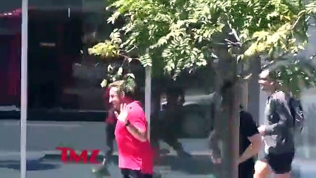 Nicolas Sarkozy salue des touristes en pendant son jogging à Beverly Hills