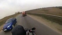 Un motard se prend la portière d'un camion