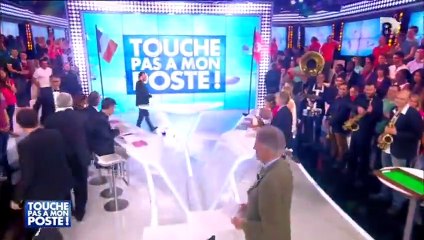 Arthur embrasse Valérie Bénaïm en direct dans Touche pas à mon poste