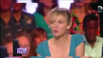 Amanda Lear fait sensation avec son décolleté