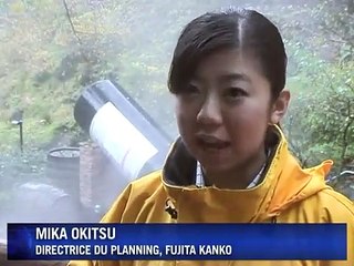 Des japonais se baignent dans une piscine de Beaujolais nouveau