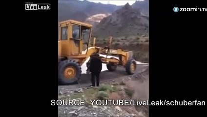 Ce 'pilote' traverse un pont branlant avec un tracteur!