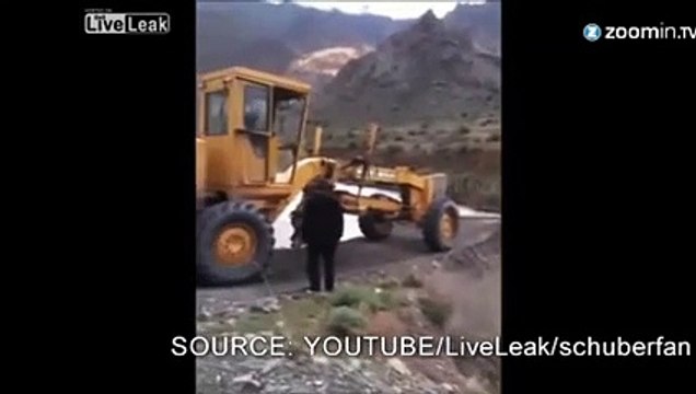 Ce 'pilote' traverse un pont branlant avec un tracteur!