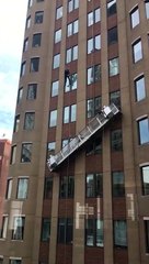 Grosse frayeur pour deux laveurs de vitres : le câble de la nacelle s'est rompu au 68e étage !
