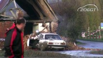 Une voiture de rallye détruit le mur d'une maison