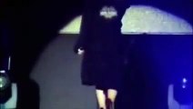 Laura Pausini : le peignoir de la chanteuse a dévoilé son intimité sur scène !