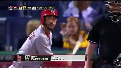 Il attrape une balle de baseball avec son paquet de pop-corn !