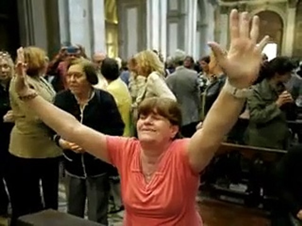 Vatican: premiers pas du pape argentin François, sous le signe de la simplicité