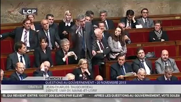 Le député UMP Jean-Charles Taugourdeau offre un attrape-rêves à Jean-Marc Ayrault