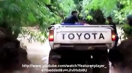 Une voiture traverse une rivière dans être amphibie