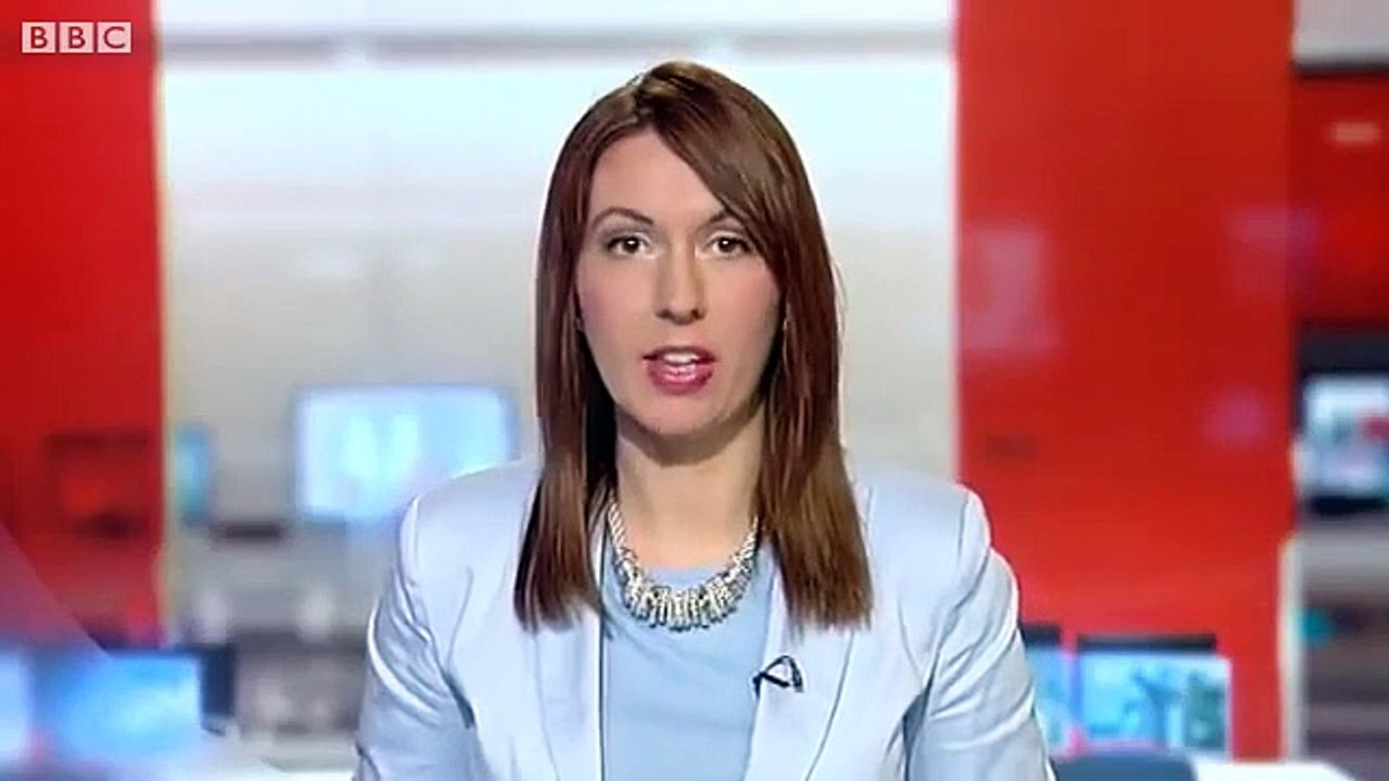 Le gag de la chaise : une présentatrice "coule" en direct