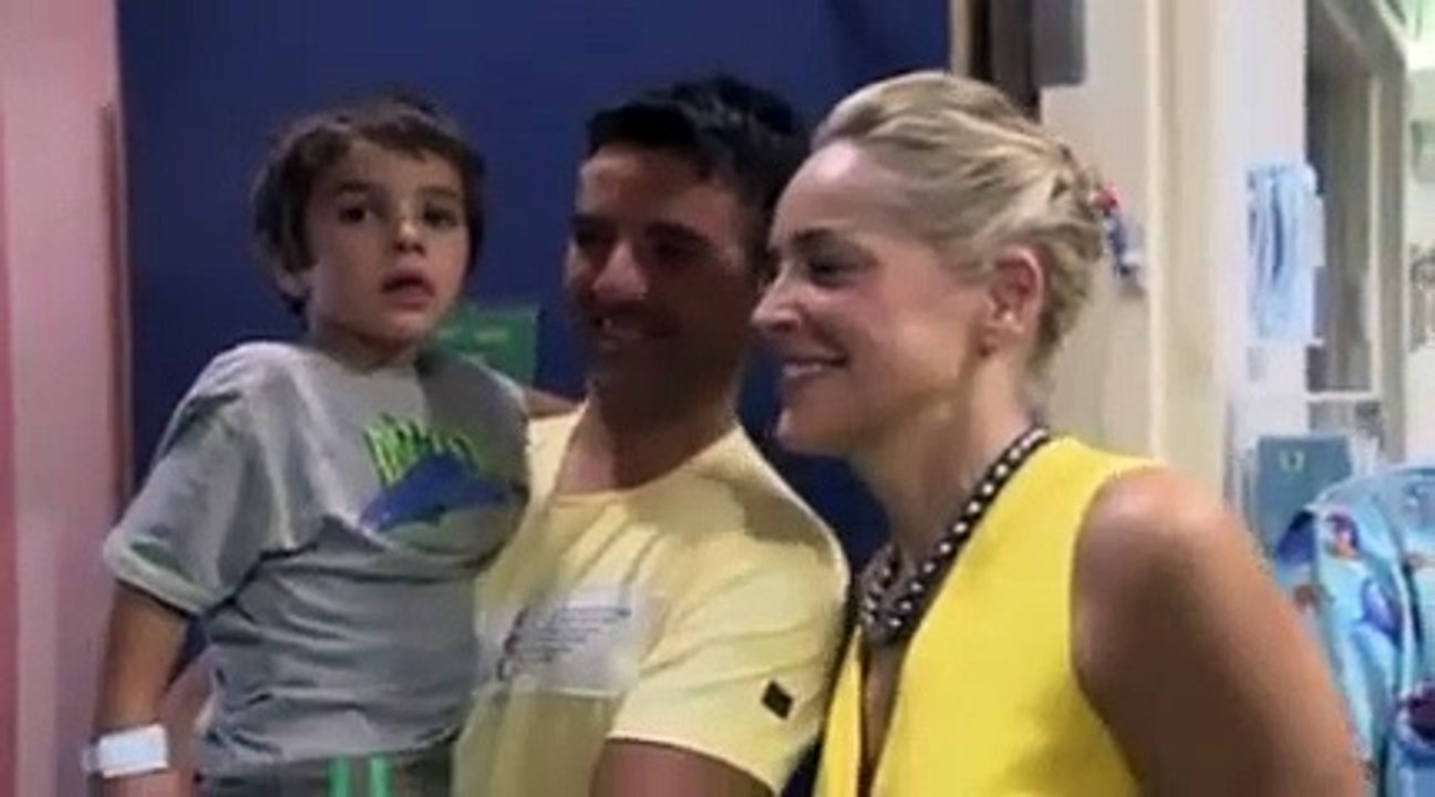 Sharon Stone dégage un cameraman