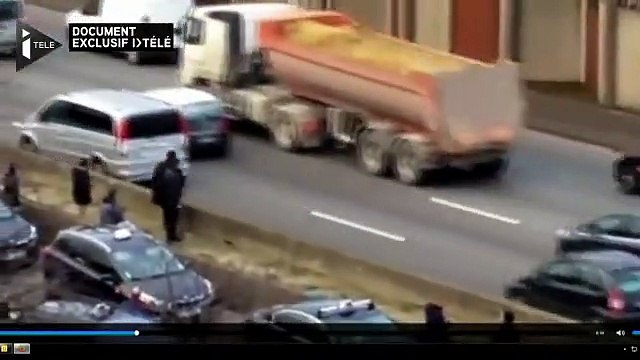 Des taxis grévistes caillassent d'autres taxis non-grévistes