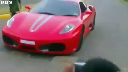 Un millionaire indien laisse son fils de 9 ans conduire sa Ferrari