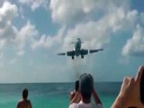 Cet avion a fait peur aux baigneurs en passant un peu trop près de la plage !